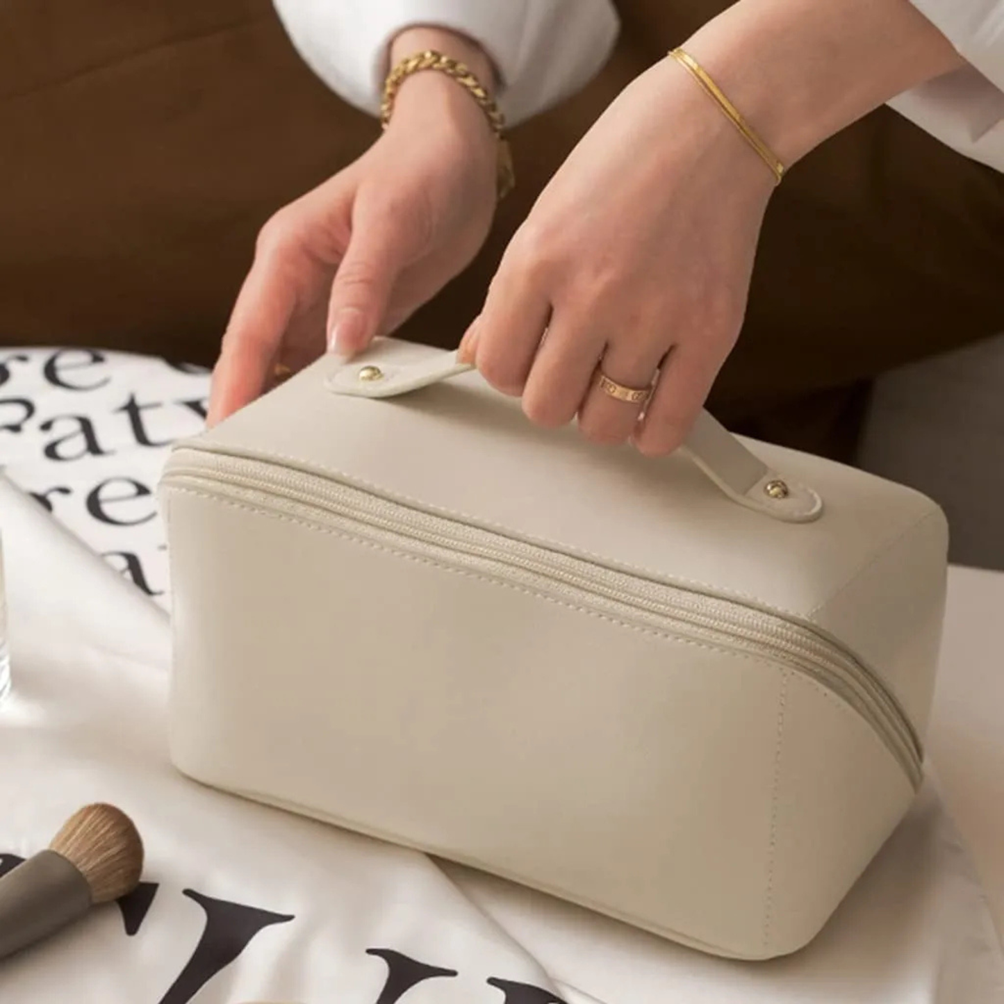 NECESER DE VIAJE COLOR BEIGE